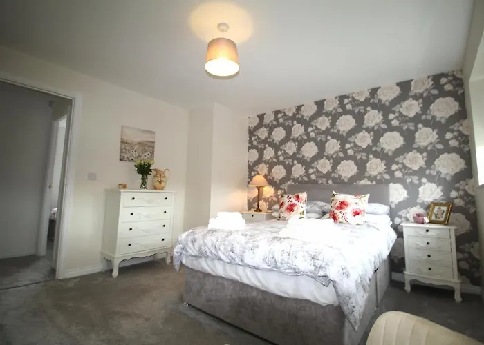 Ashington - 2 Bedroom House - Beautifully Decorated & Furnished - Large Garden