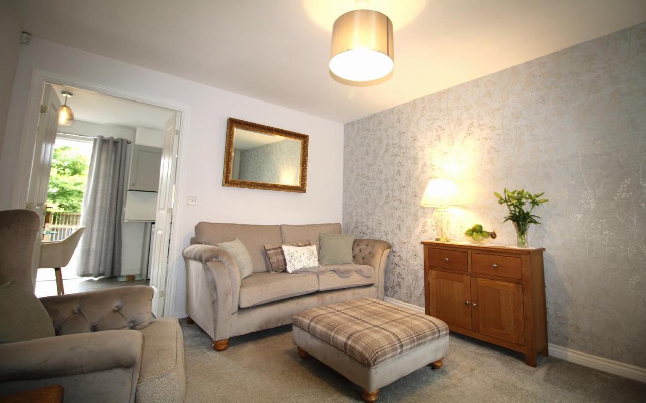 Ashington - 2 Bedroom House - Beautifully Decorated & Furnished - Large Garden *