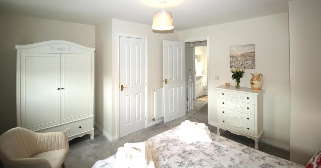 Ashington - 2 Bedroom House - Beautifully Decorated & Furnished - Large Garden *