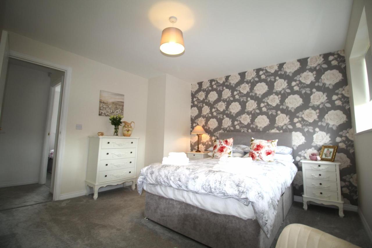 Ashington - 2 Bedroom House - Beautifully Decorated & Furnished - Large Garden Holiday home *