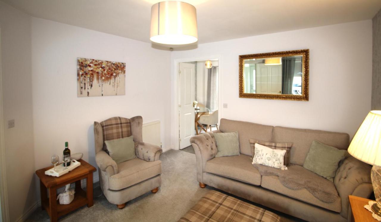 Ashington - 2 Bedroom House - Beautifully Decorated & Furnished - Large Garden *