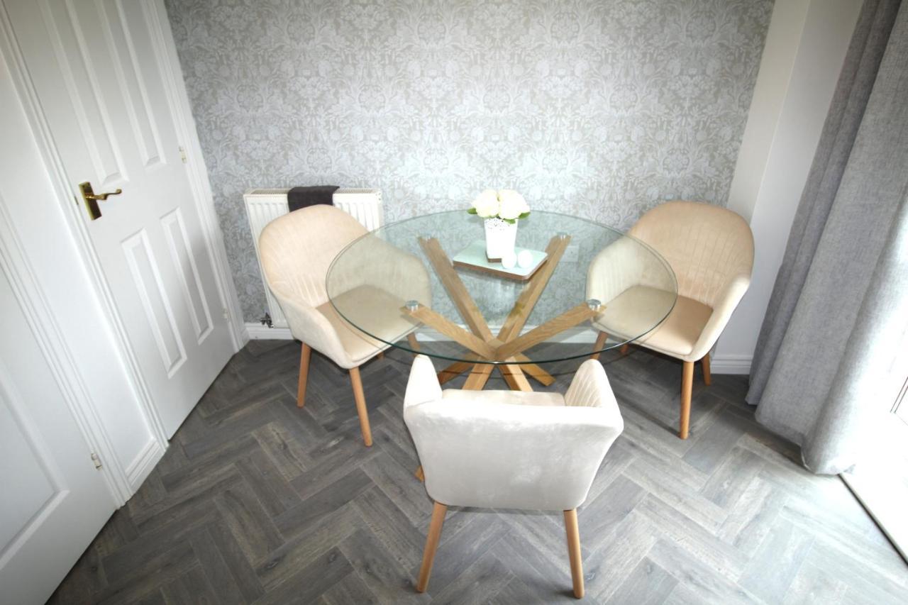 Ashington - 2 Bedroom House - Beautifully Decorated & Furnished - Large Garden Holiday home *