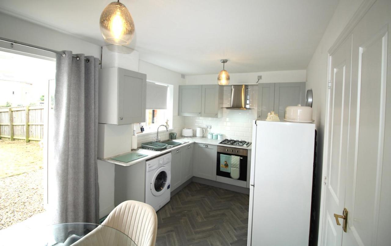 Ashington - 2 Bedroom House - Beautifully Decorated & Furnished - Large Garden *
